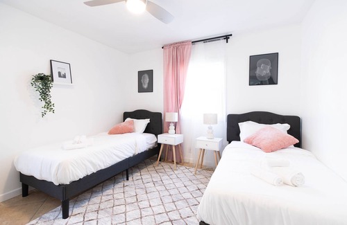 Burbank House | Lavish 3BD House near Universal, w/Heated Pool and Tub