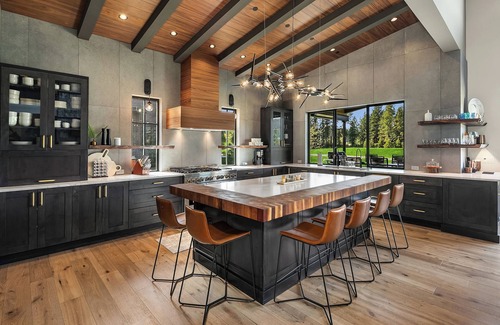 Cle Elum House | Lavish 7BR Golf Getaway! 12th Man GameRoom-Hot Tub * Walk to Winery!