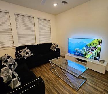 Montrose Apartment | lavish apartment downtown