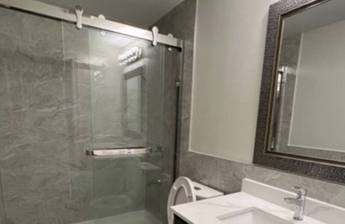 Halton Regional Municipality House | Lavish BR Full Suite, TV, Free Parking/Wifi