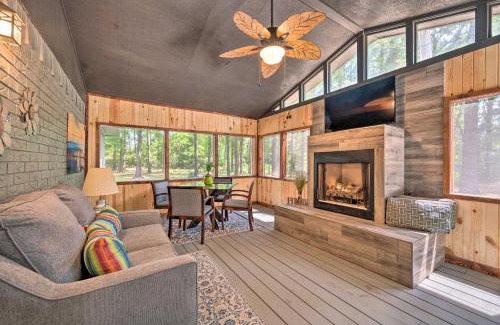 Broken Bow House | Lavish Broken Bow Home on 6 Acres with Hot Tub!