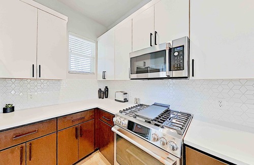 Foster Heights Condo | Lavish eastside retreat with private rooftop deck near dining & entertainment