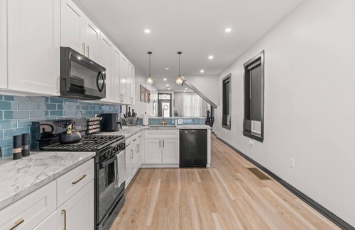 Girard Estates House | Lavish Family Friendly Retreat w/Pool Table & 85" TV