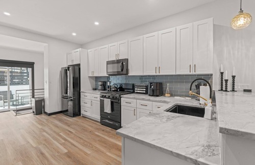 Girard Estates House | Lavish Family Friendly Retreat w/Pool Table & 85" TV