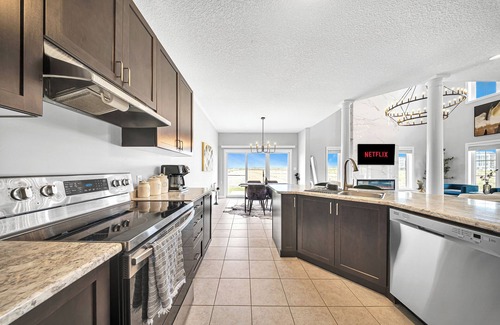 Hamilton House | Lavish Home on Hamilton Mountain- King Bed