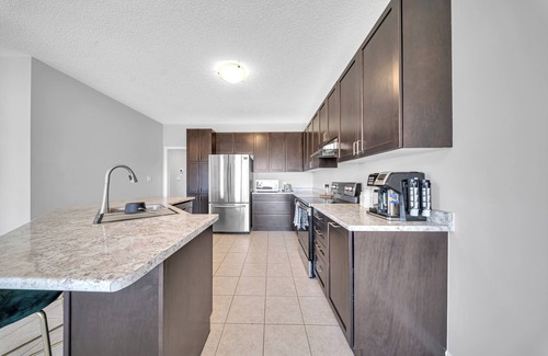 Hamilton House | Lavish Home on Hamilton Mountain- King Bed