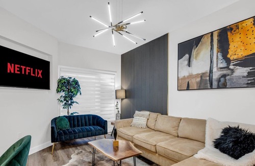 Hamilton House | Lavish Home on Scenic Mountain - King Bed
