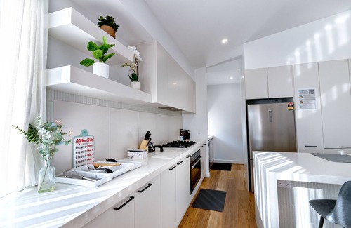 Mickleham House | lavish home while away, enjoy new home, airport/city hide out. Not to miss