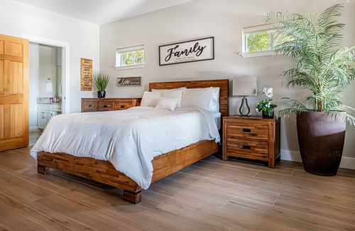 La Hacienda Estates House | Lavish Lake Getaway | Vintage Village Resort