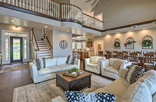 Granbury House | Lavish Lake House, Near Vineyards and Marinas!