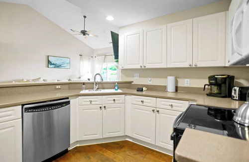Cornelius Condo | Lavish Lake Lounge by SoCharm | 3rd Fl Waterfront Condo - 3Bed/2Bath Cornelius