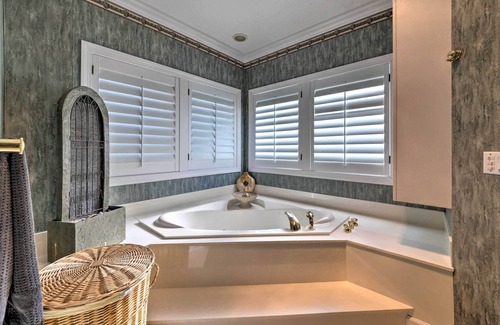 Carbondale House | Lavish Lakefront Retreat w/ Deck & Fire Pit!