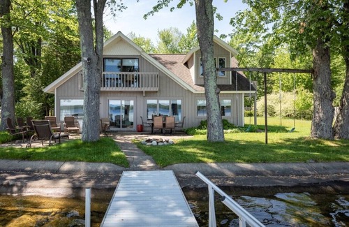 Interlochen House | Lavish Lakehouse - Steps to Water-Kayaks, Dock & Boat Hoist, BBQ-Boaters Welcome