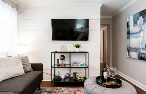 Smyrna Apartment | Lavish Living - 8 mins from Braves Stadium w/King