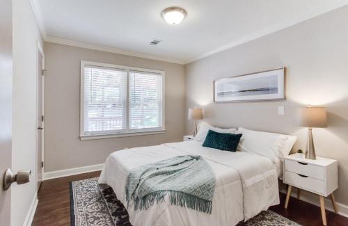 Smyrna Apartment | Lavish Living - 8 mins from Braves Stadium w/King
