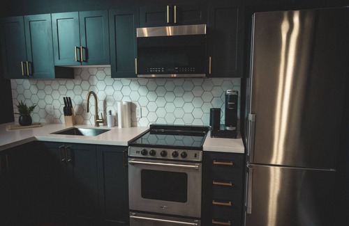 Barrie Apartment | Lavish Loft | King Bed | 75” TV