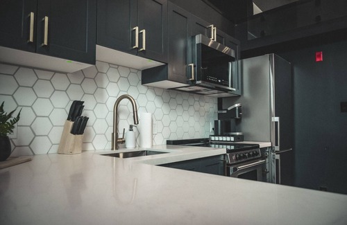 Barrie Apartment | Lavish Loft | King Bed | 75” TV