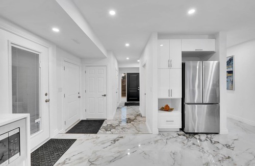 Riverside House | Lavish Mansion: Jacuzzi Suite, Elegant Interior