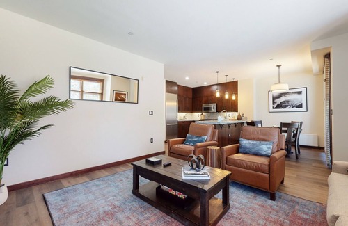 Mammoth Lakes Condo | Lavish Modern Home Near Eagle Lodge, W/D, Covered Parking, On-Site Hot Tub