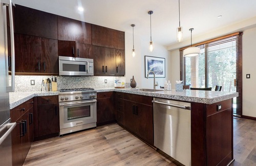 Mammoth Lakes Condo | Lavish Modern Home Near Eagle Lodge, W/D, Covered Parking, On-Site Hot Tub