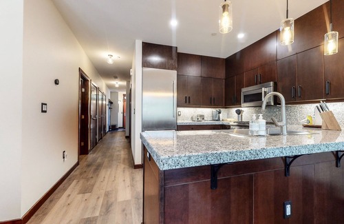 Mammoth Lakes Condo | Lavish Modern Home Near Eagle Lodge, W/D, Covered Parking, On-Site Hot Tub