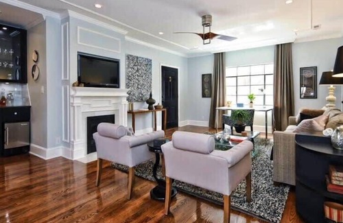 Myers Park Condo | Lavish Myers Park 2BR King Condo | Porch | Private