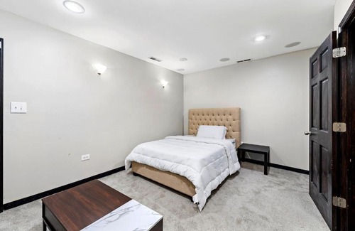 Grand Boulevard Apartment | Lavish Near Lake Downtown & SOX #G