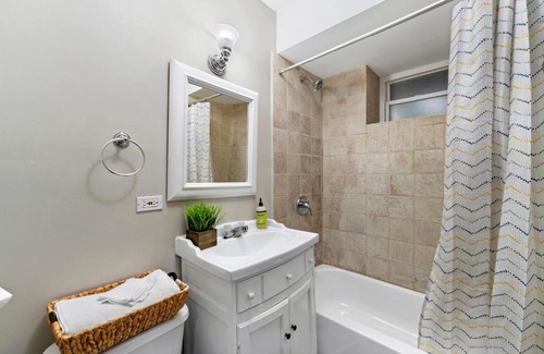 Grand Boulevard Apartment | Lavish Near Lake Downtown & SOX #G