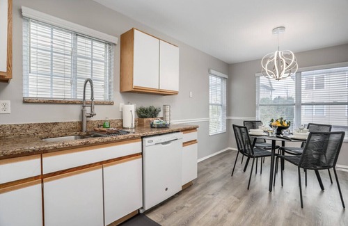 Southfield Condo | Lavish Nest/KingBed/Min to Ascension Hospital