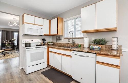 Southfield Condo | Lavish Nest/KingBed/Min to Ascension Hospital