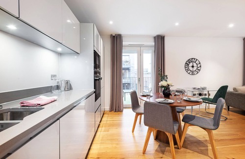 Northcote Apartment | Lavish on Sphinx - Pet friendly apartment; only a 5 mins walk from the station!