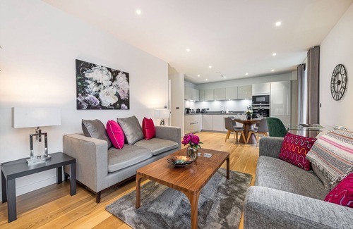 Northcote Apartment | Lavish on Sphinx - Pet friendly apartment; only a 5 mins walk from the station!