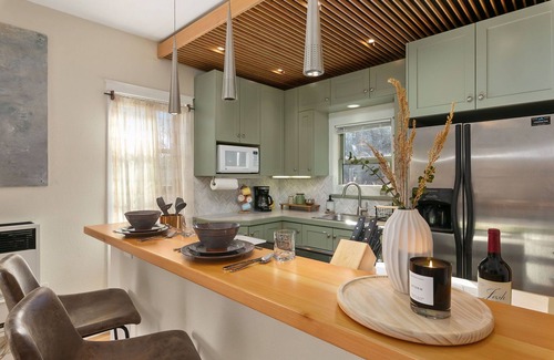 Martinez Park House | Lavish Retreat in Old Town - Walk Everywhere!