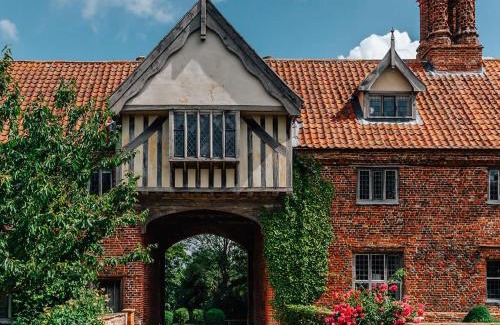 Hales House | Lavish Tudor Estate & Gardens - Sleeps 25