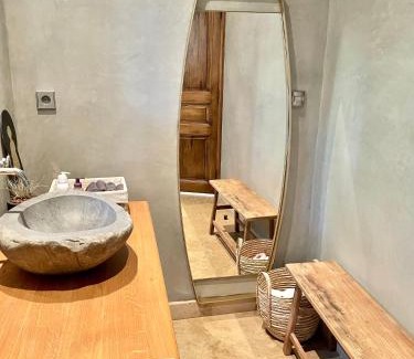 Le Tholonet Apartment | Lavish Villa First Floor near Aix with Pool, AC & Sainte-Victoire Views - Le Tholonet