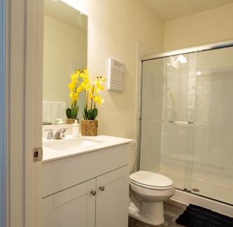 Hutto House | Lavishly Decorated 3-Bedroom Home Near Samsung-Taylor with King-Sized Bed