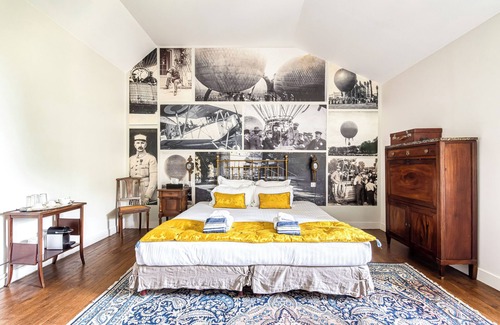 Bouchemaine Bed & Breakfast | Lavishly decorated double room at Château Le Fresne