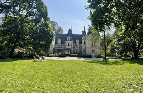 Bouchemaine Bed & Breakfast | Lavishly decorated double room at Château Le Fresne
