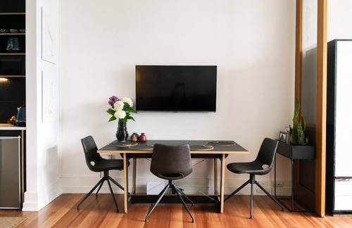 Auckland Central Business District Apartment | Lavishness in a Landmark Hotel with Views and Rooftop Pool * Walk everywhere*