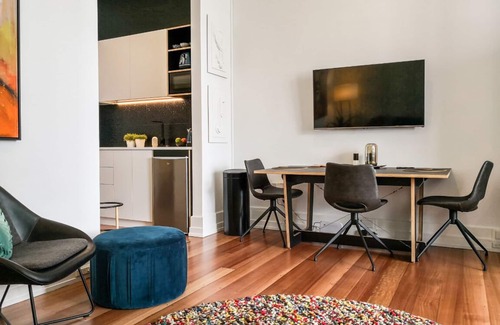 Auckland Central Business District Apartment | Lavishness in a Landmark Hotel with Views and Rooftop Pool * Walk everywhere*