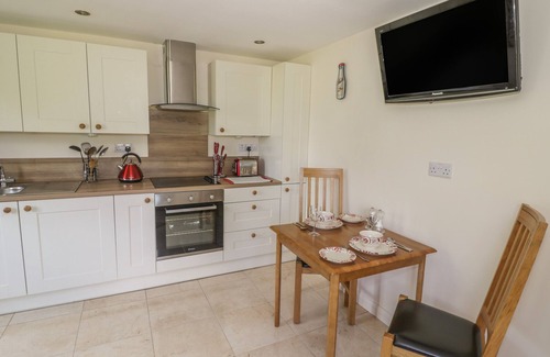 Ashleworth Cottage | LAWN LODGE, pet friendly, with a garden in Ashleworth