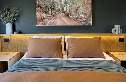Bethanga Cabin | Lawson Lux Lodge Bethanga - Luxury two bedroom barn-style lodge