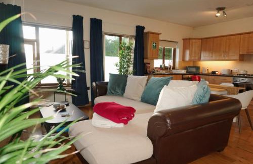 Belfast Apartment | Laxey place maisonette East Belfast -private parking, transport links