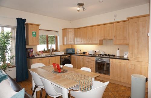 Belfast Apartment | Laxey place maisonette East Belfast -private parking, transport links