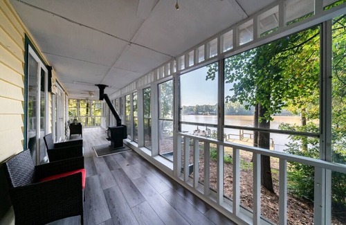 Lilburn House | LAY Back in the Lake House