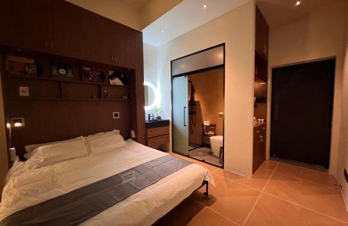 Downtown Shanghai House | LAYLiVE Good soundproofing Near the subway, US Consulate, Nanjing Road Jing'an Temple business district Convenient transportation Courtyard music