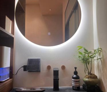 Downtown Shanghai House | LAYLiVE Good soundproofing Near the subway, US Consulate, Nanjing Road Jing'an Temple business district Convenient transportation Courtyard music