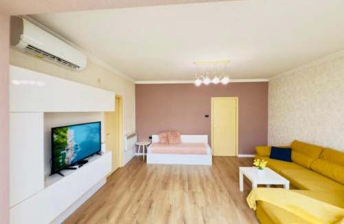 Burgas Apartment | " Lazur Beach " Cozy one-bed flat in Burgas