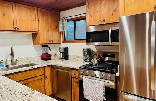 Donner Lake Woods House | Lazy Bear Bungalow Pet Friendly Lake Escape