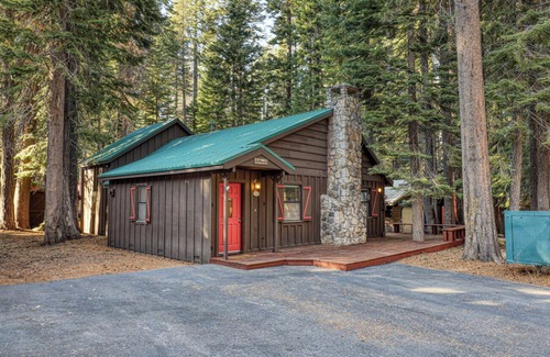 Donner Lake Woods House | Lazy Bear Bungalow Pet Friendly Lake Escape
